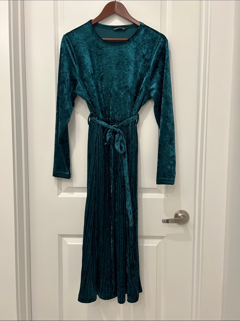 Long Sleeve Velvet Tie-Waist Maxi Dress in Emerald Green